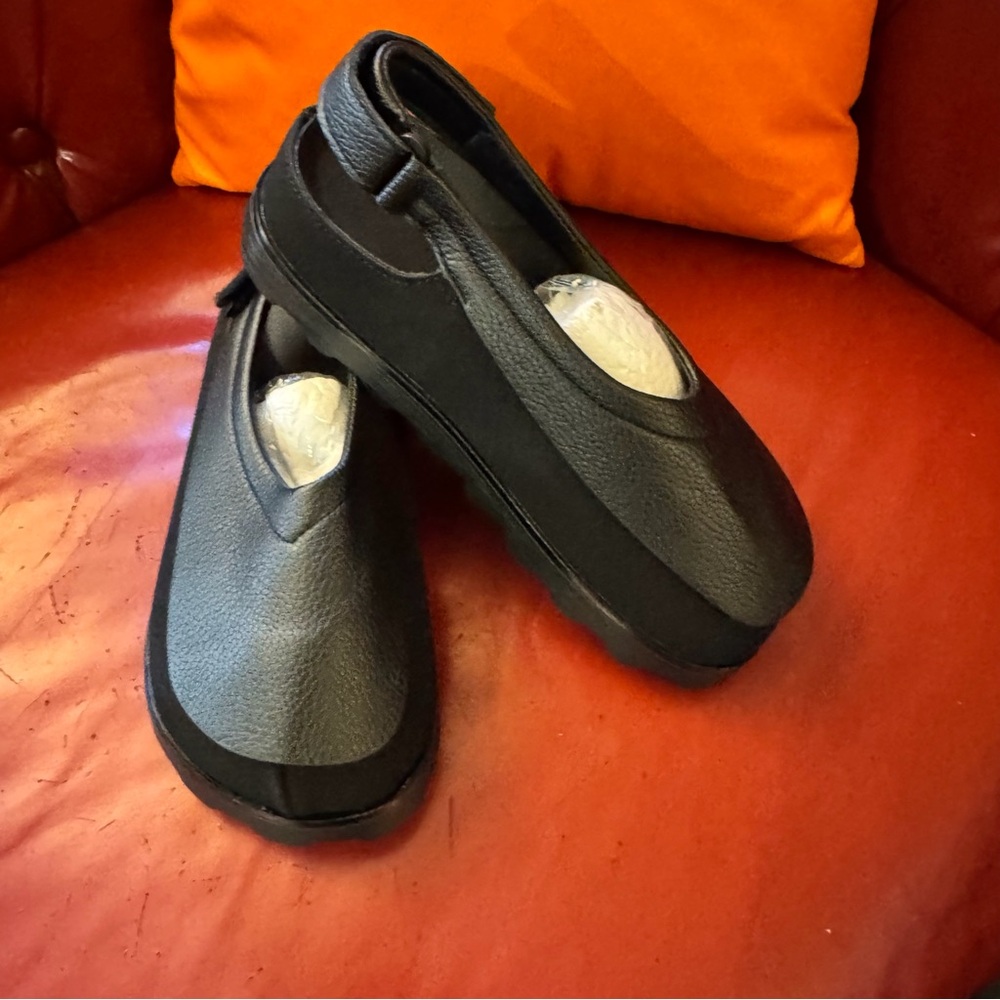 Black V-front shoe, 6 X-Wide